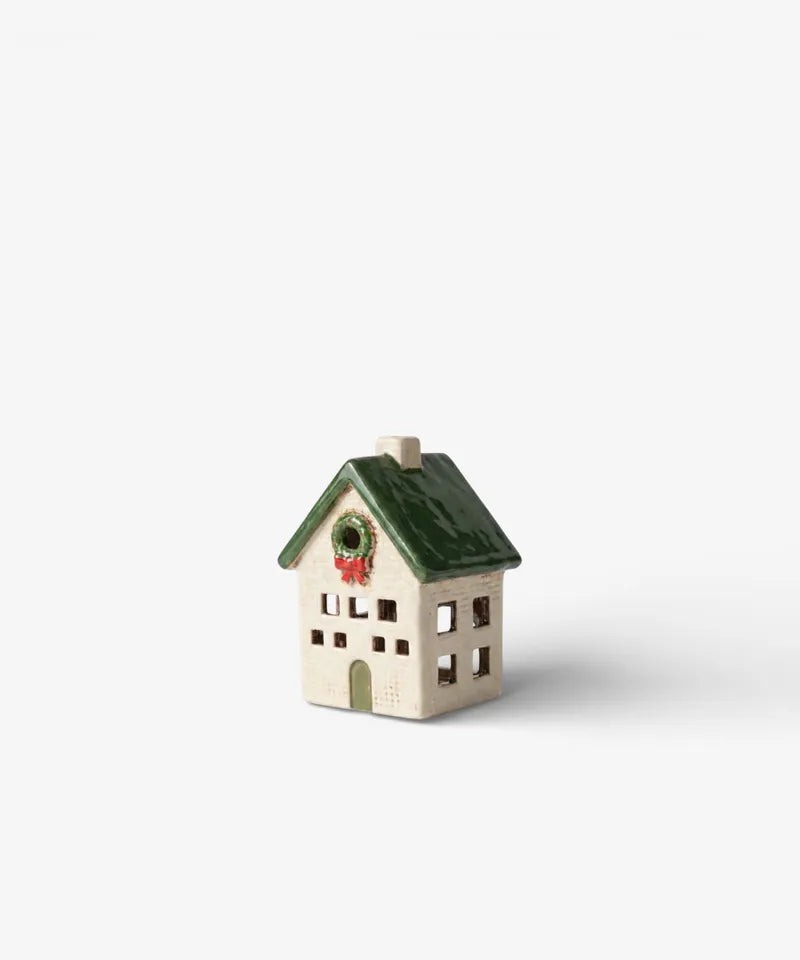 Nordgard Cottage with Bow Wreath YA0106